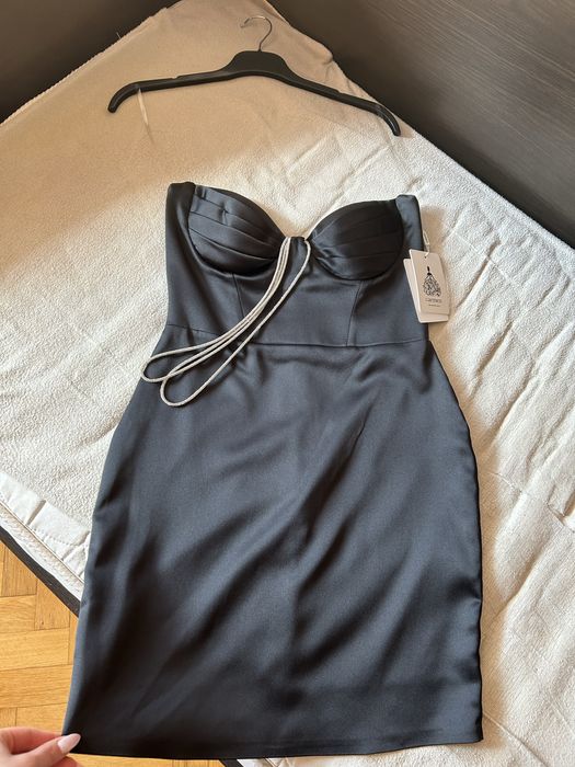 Чисто нова черна рокля