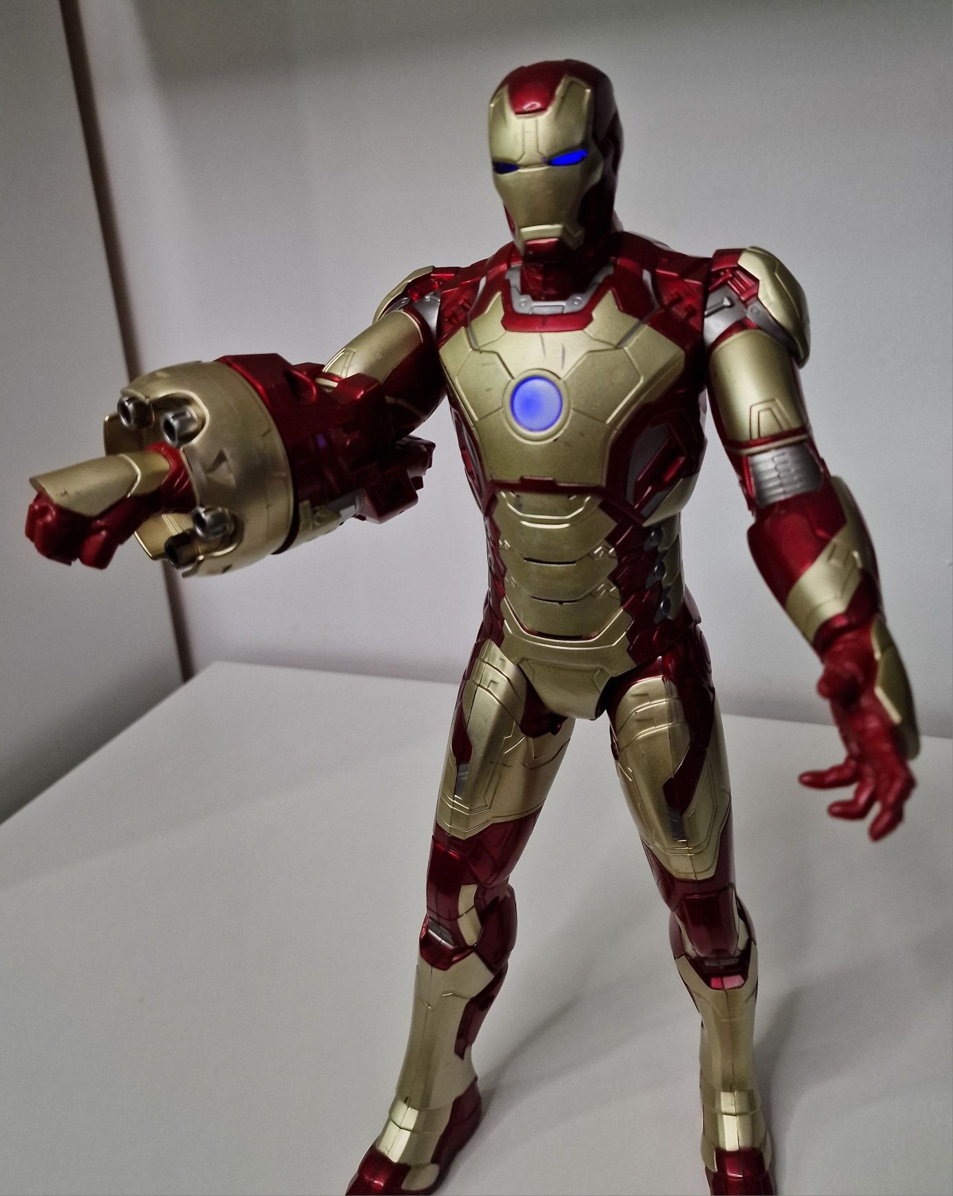 Figurina mare interactiva Marvel Iron Man