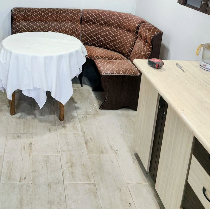 Colțar de bucătărie cu tapițerie maro stare bună