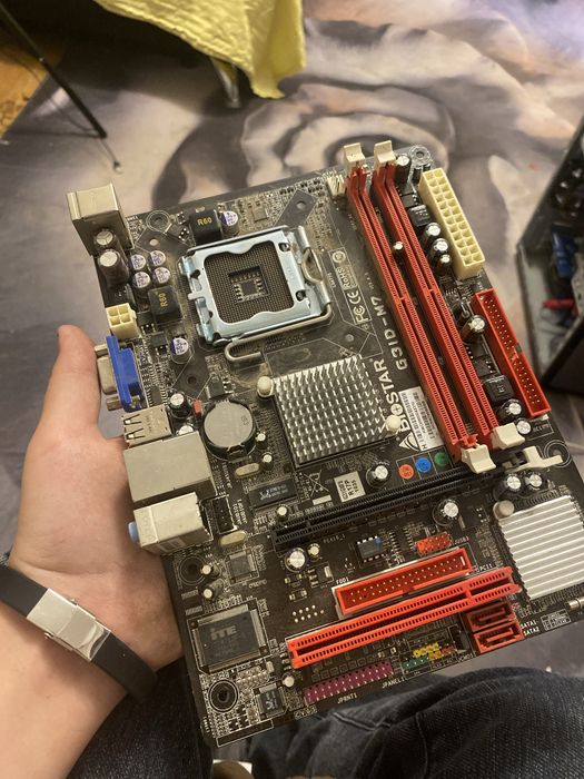 Продам материнскую поату G3ID-M7