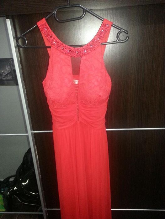 Елегантна червена рокля. Носена е само веднъж.