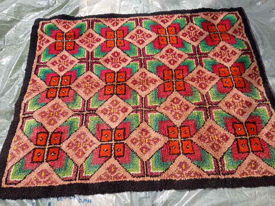 Изключително запазен вълнен цветен китеник, размери 190 см на 160см