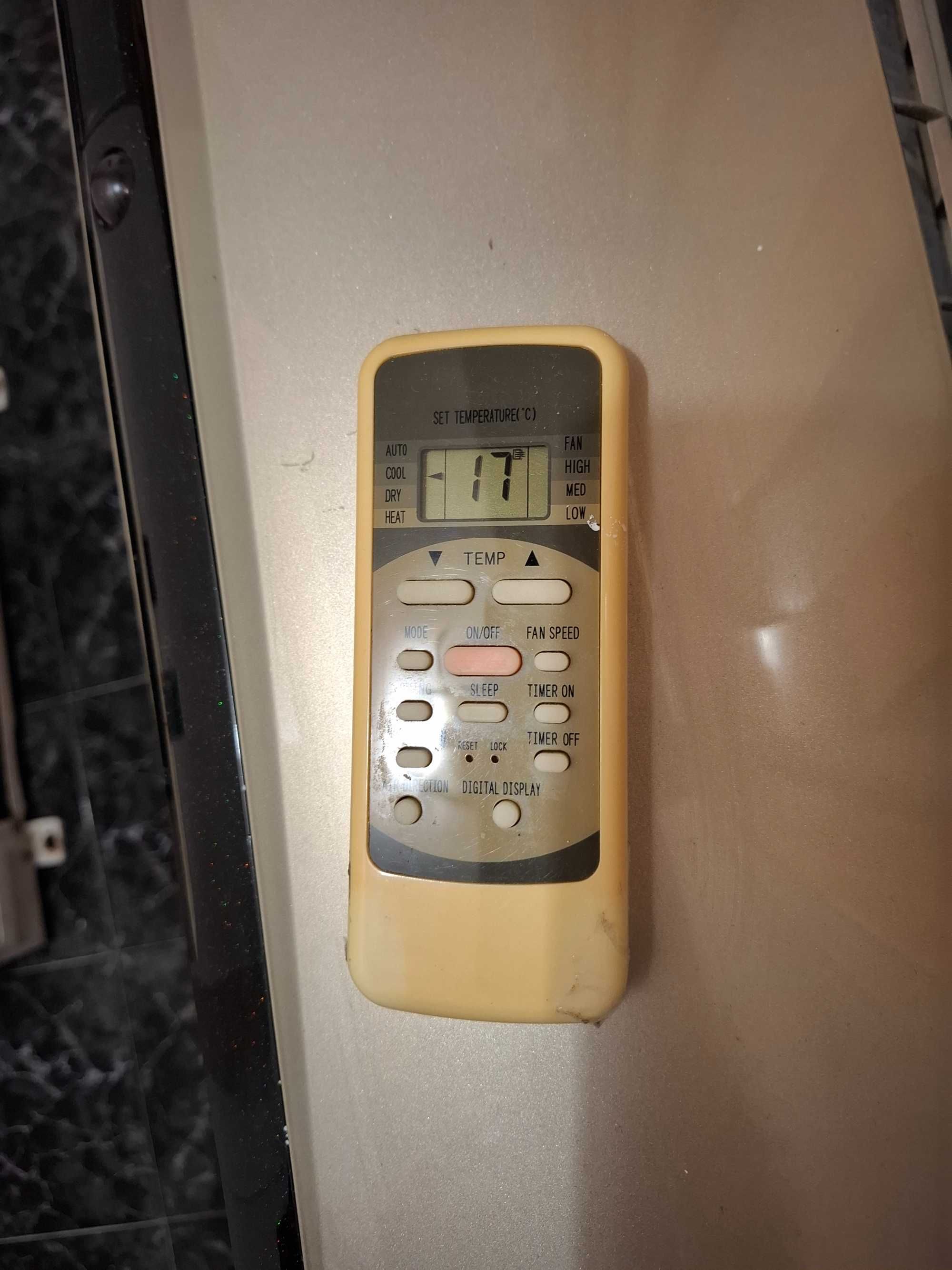 Работещ климатик Midea MSS-12HR цвят капучино