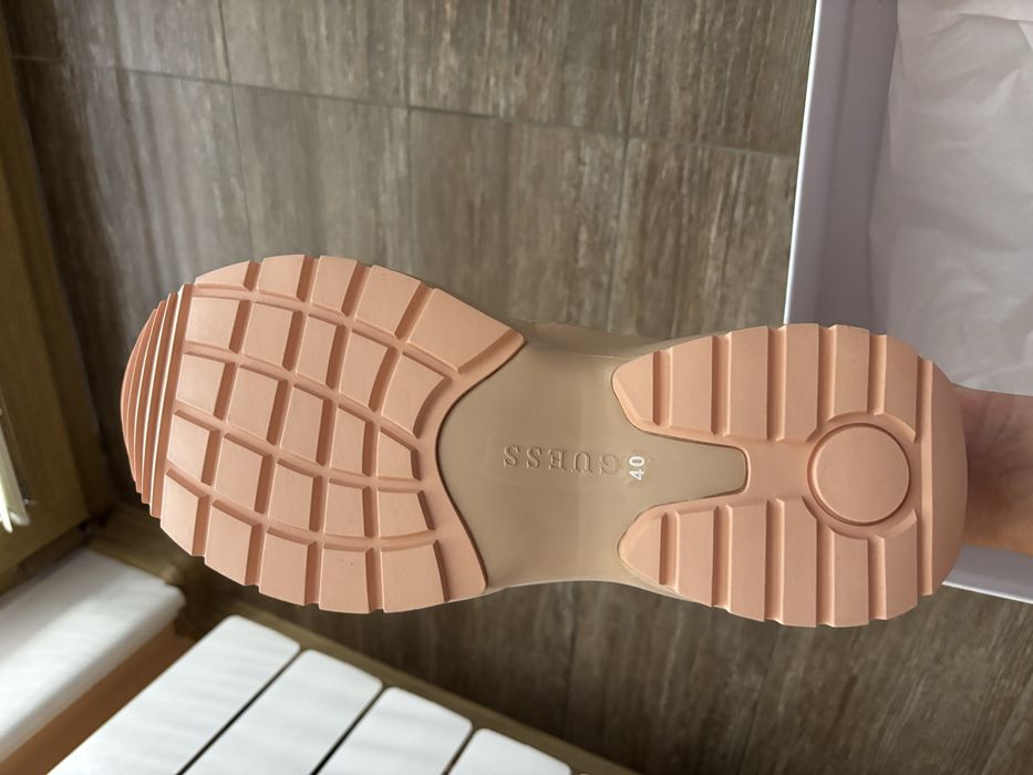 Сникърси guess в бежово
