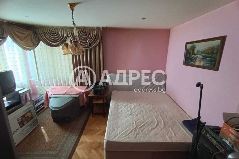 Tриетажна къща в тих и спокоен квартал