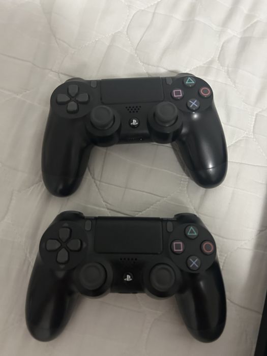 Vând ps 4 pro cu 2 controlăre