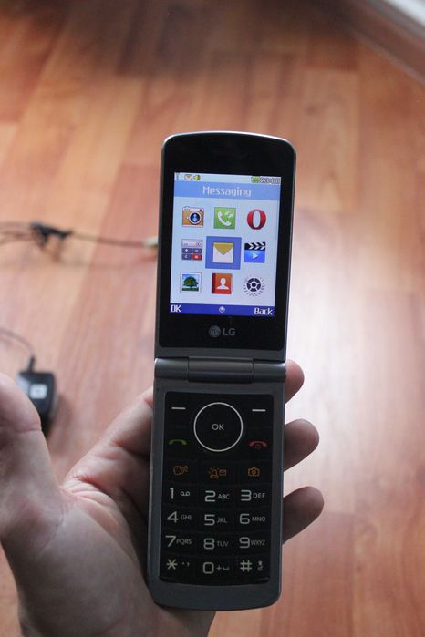 Telefon LG cu clapeta si butoane - Simplu