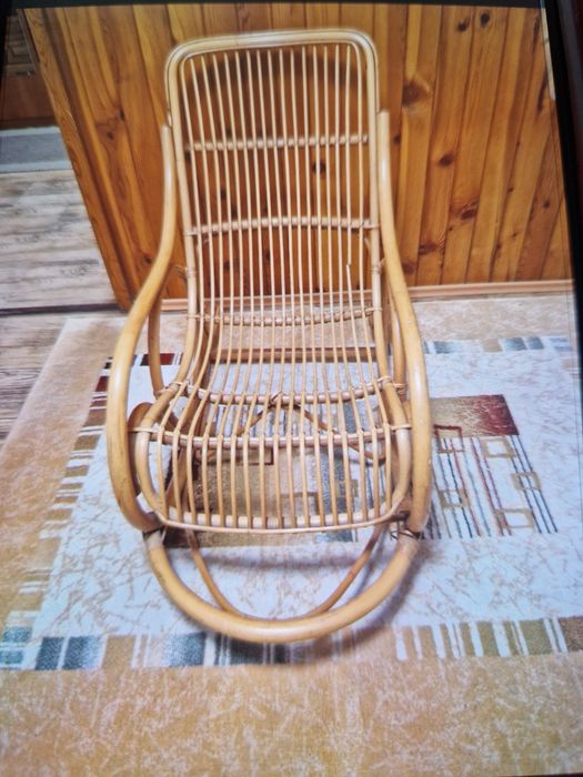 Продавам люлеещ се стол от бамбук.
