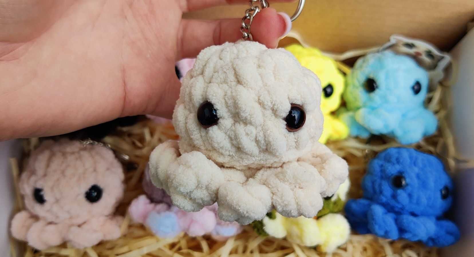 Breloc / Jucarie Caracatita Crosetata Cu Ata De Plush - Crafts by Dede