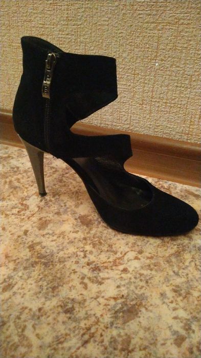 Продам замшевую обувь