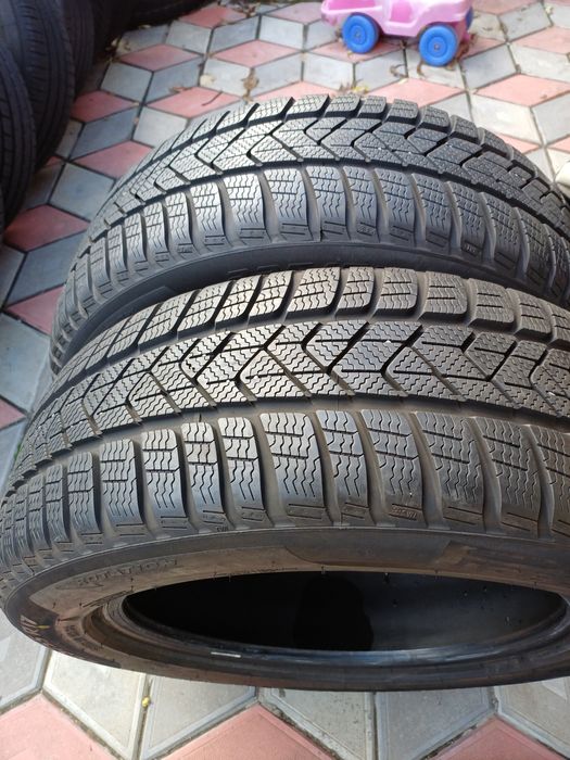 Vând 2 anvelope de iarna 225 55 r17 PIRELLI din 2023 rulate max 500 km