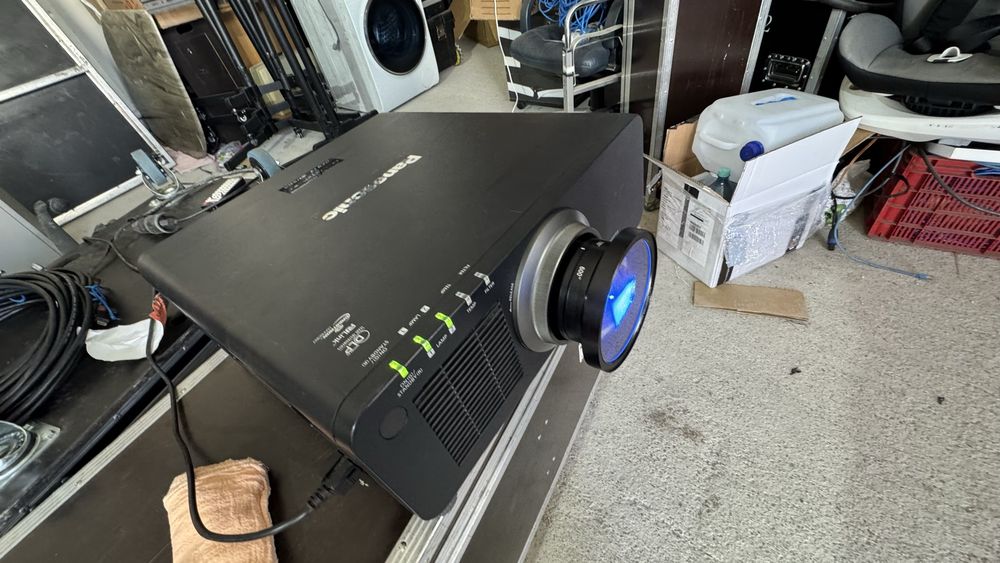 Videoproiector Panasonic 8500 AINSI + Lentila 0.5-0.8X ET-DLE085