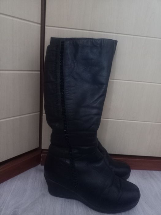 Женская обувь. Кожаные сапожки.