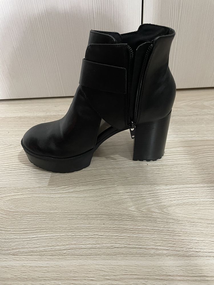 Botine Pull&Bear marime 35