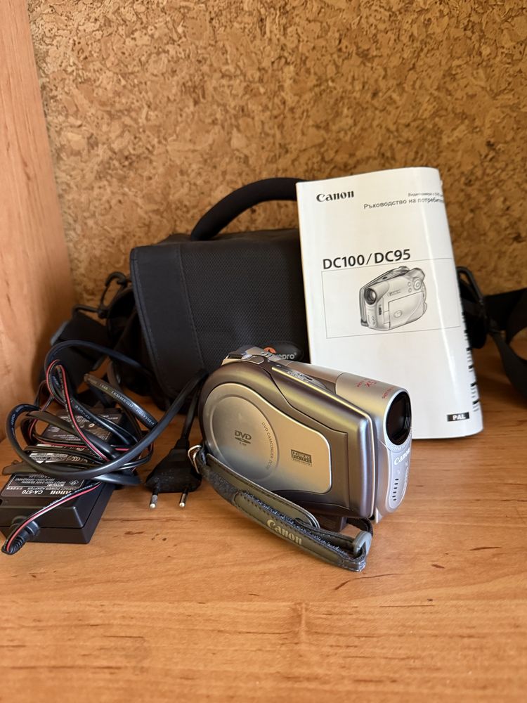 Видео камера Canon DC100
