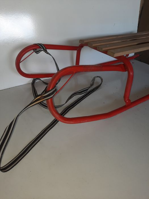 Детска метална шейна с дървена седалка