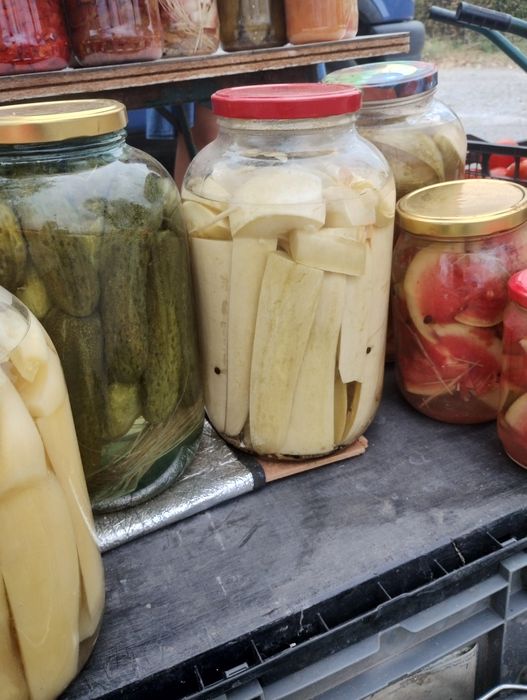 Borcane cu dulceață și muraturi