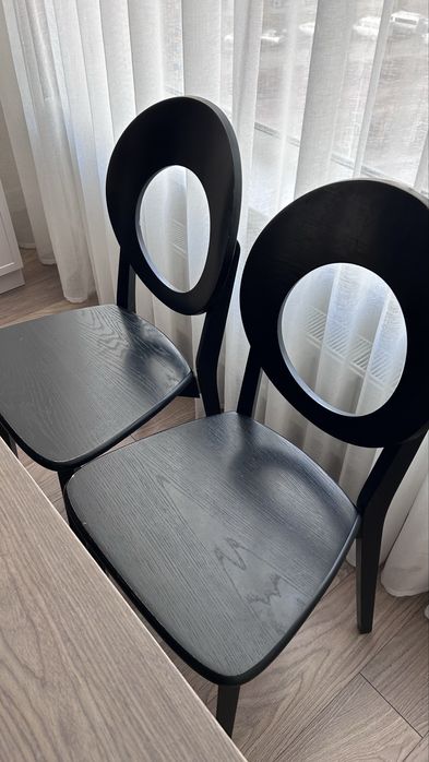 Черные стулья из дерева