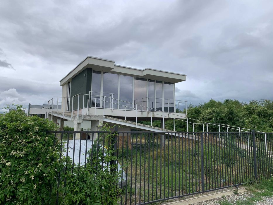 Birou/studio 80mp, gradina 365 mp, Sânpetru, zonă liniștită