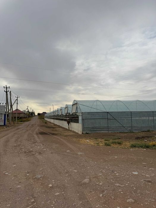 30 соток Теплица 35 соток КХ жерімен сатылады. Ақжар ауылының ішінде