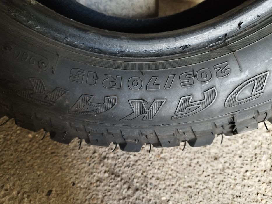 Продавам 2 броя много добри гуми за кал DAKAR