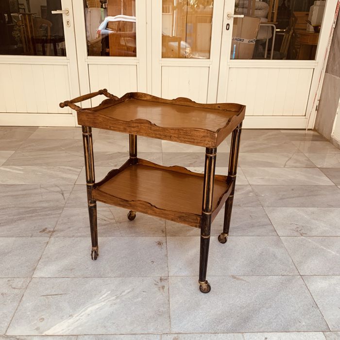 Винтидж масичка на колелца-сервира стил и чар