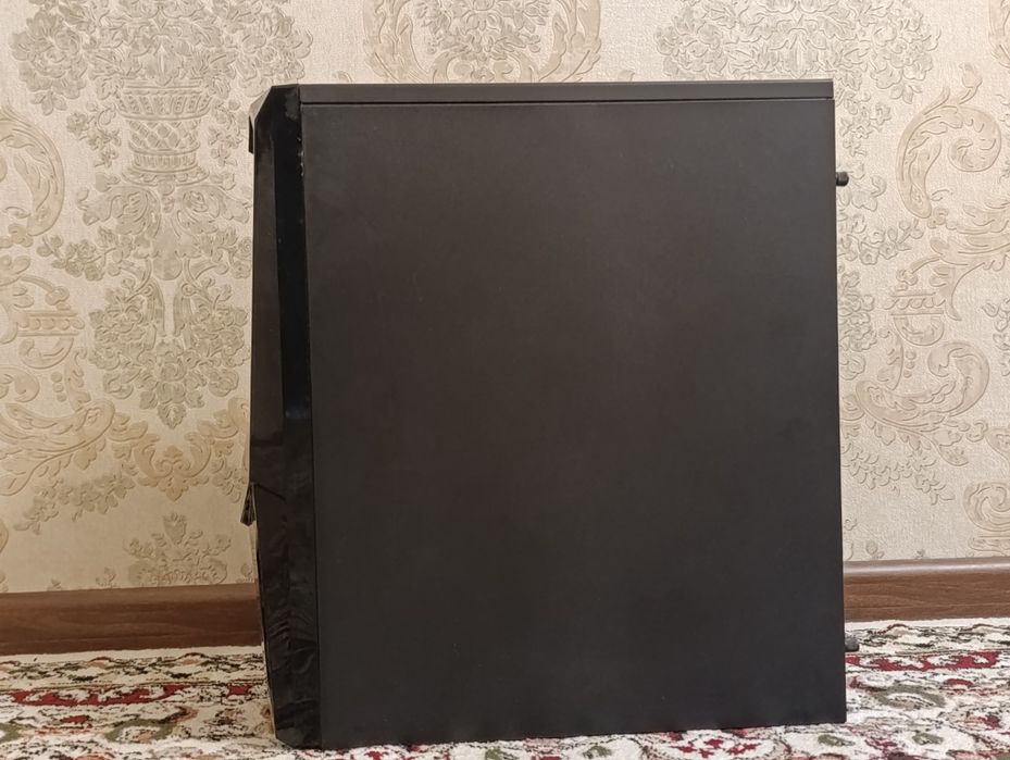 Продаю компьютерный корпус Avtech ATX Mid Tower с RGB кулером
