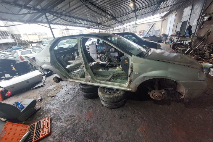 Lampa / Tripla stop stanga pe aripa Dacia Logan prima generatie