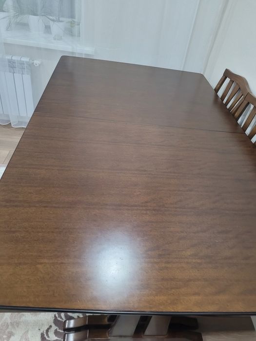 Стол хорошего качество,  подходит для  большой гостиной