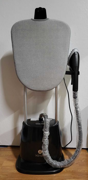 Aparat de calcat cu abur vertical