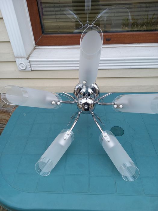 Полилей с пет чашки плюс още един подарък.