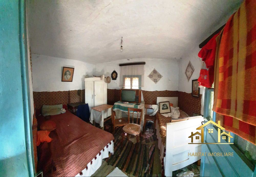 Casa batraneasca si teren