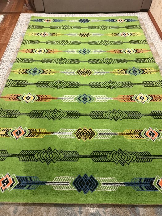 Качественный зеленый ковер в отличном состоянии
