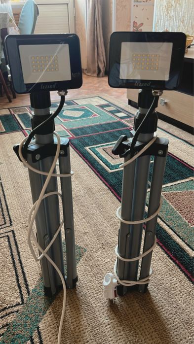 Прожекторы LED Lezard 20W на штативах