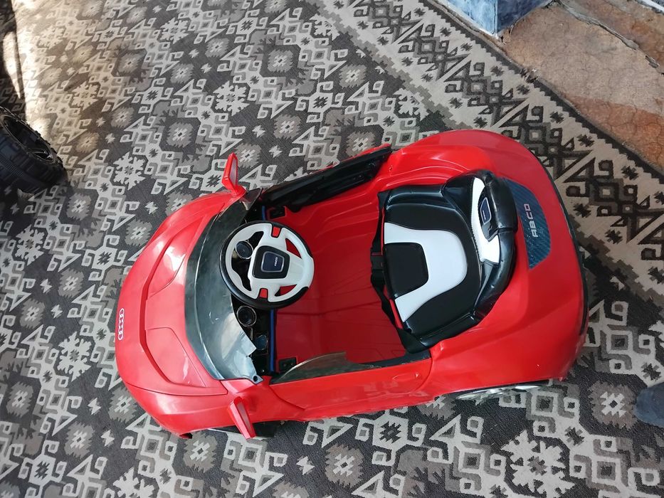 Детска акумулаторна кола