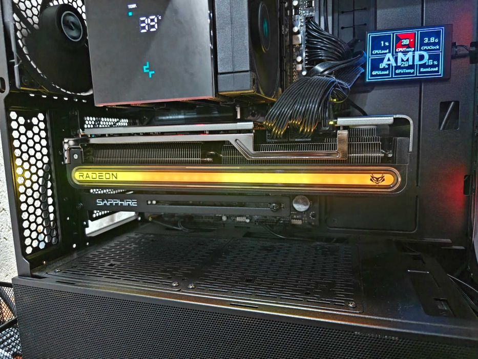 Продавам Sapphire NITRO+ AMD Radeon RX 7800 XT 16GB