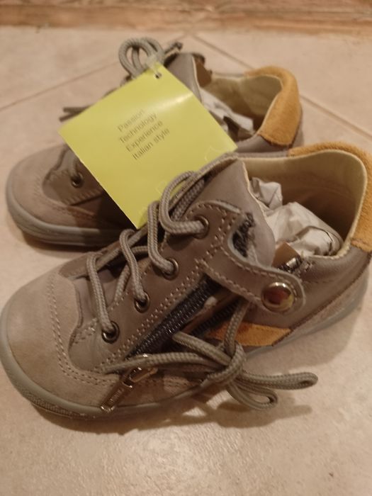 Нови кожени обувки Primigi 23н.