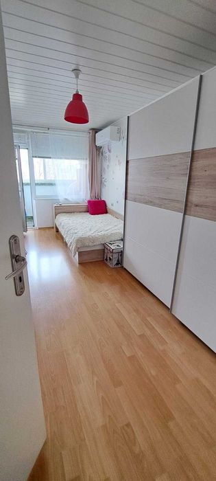 Tристаен тухлен апартамент в центъра