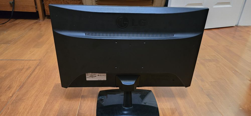 Монитор LG flaton IPS235V