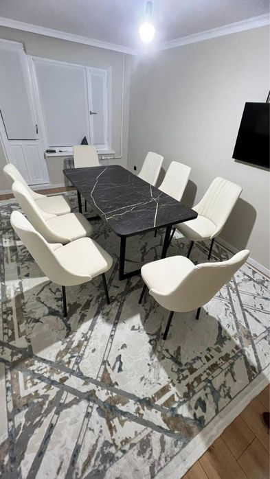 Стол с 8 стульями