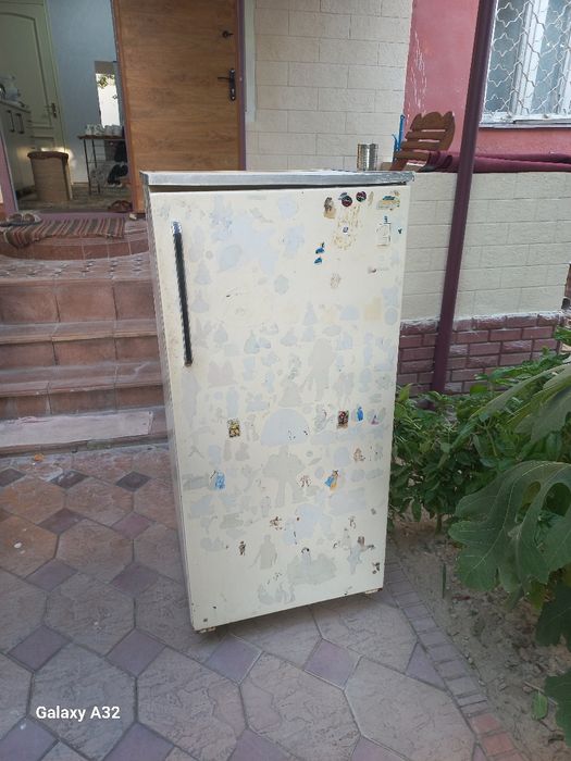 Холодильник сотилади