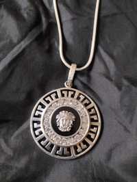 Сребърен медальон с ланец.