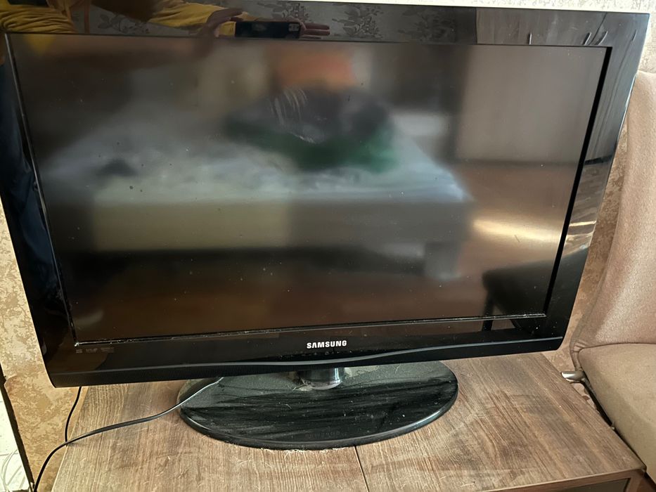 Телевизор Samsung lcd 32 инча