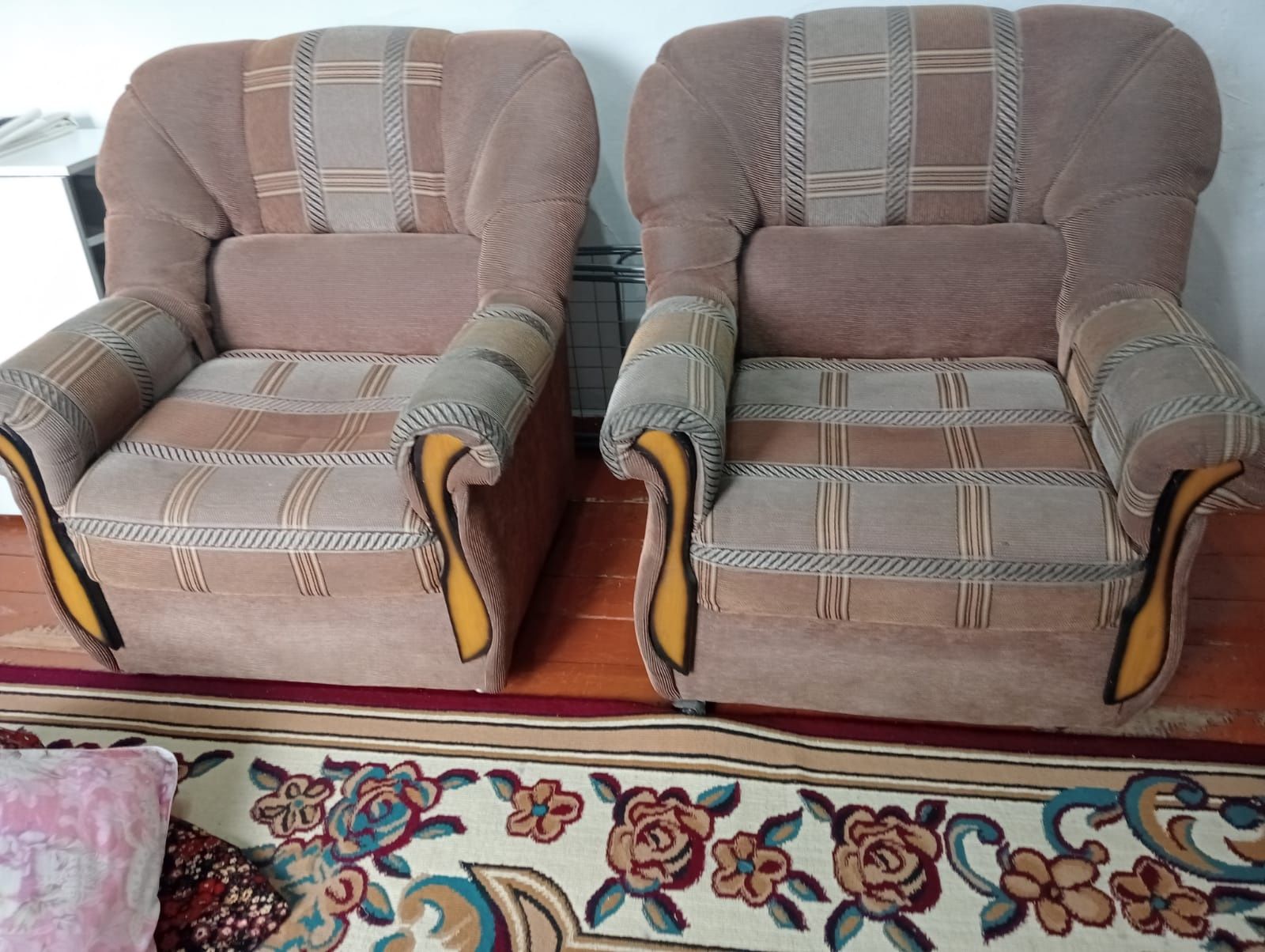 Продам б/у Диван с креслами в хорошем состоянии