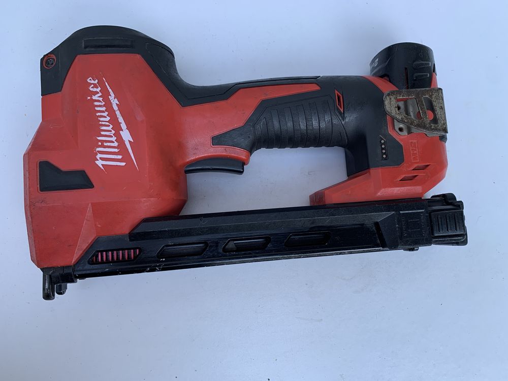 Milwaukee M12 BCST/ такер електричарски с изолирани скоби/+ бат2 ah.