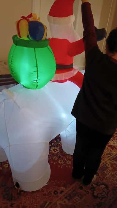 Надувной Санта и Медведь, головой двигает,внутри есть свет.