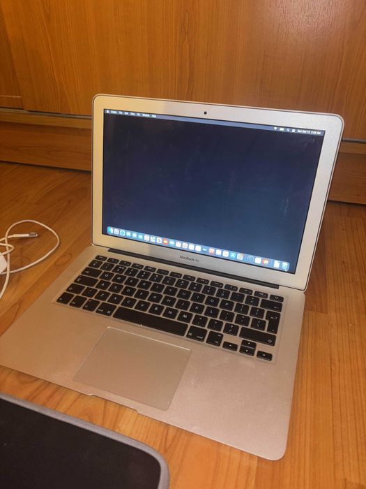 Macbook Air Mid 2011 cu husa si incarcator