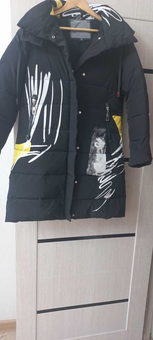 Куртка- пуховик подростковая, размер38-40, длина- 90 см. С капюшоном.