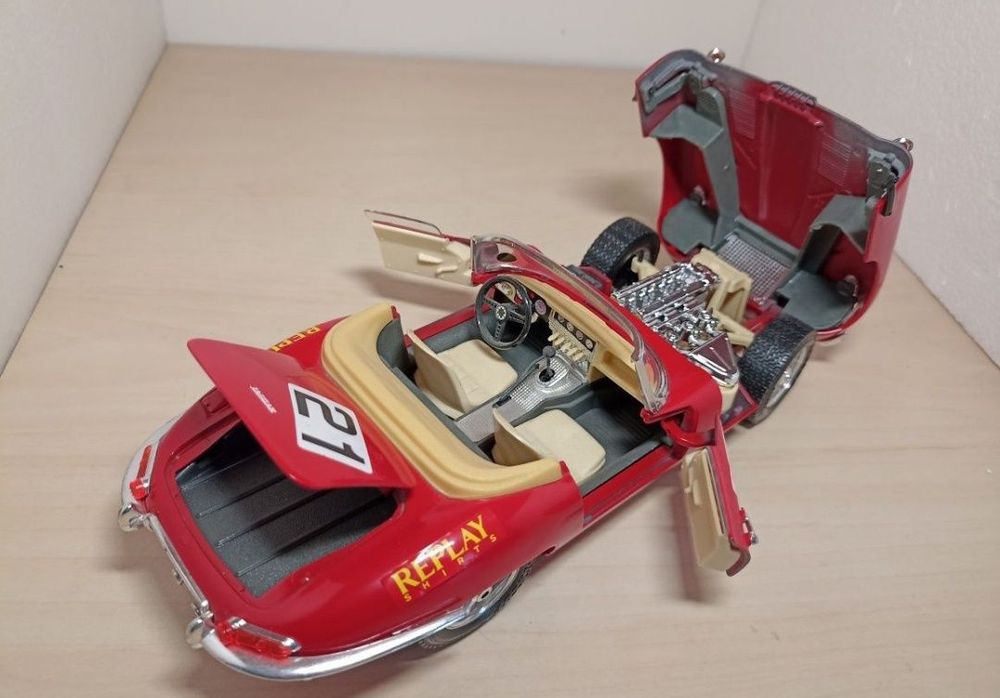 Jaguar 
Scara 1:18
Bburago 

Fotografiile fac parte din descriere...