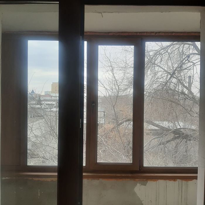 Пластиковое окно в коричневом цвете